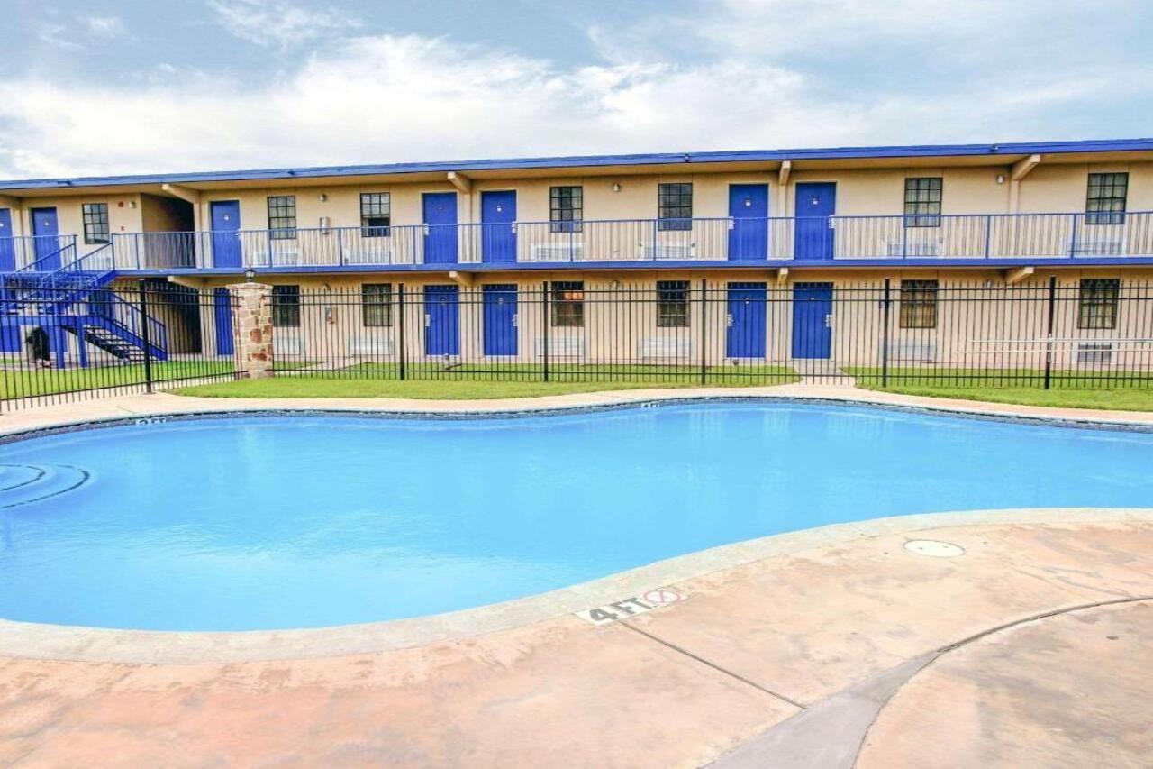 Rodeway Inn Нью Браунфелс Экстерьер фото
