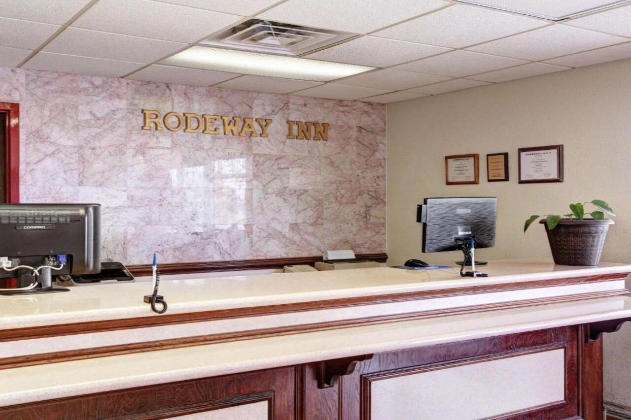Rodeway Inn Нью Браунфелс Экстерьер фото