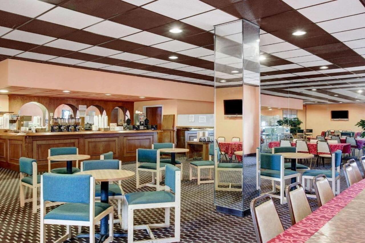 Rodeway Inn Нью Браунфелс Экстерьер фото