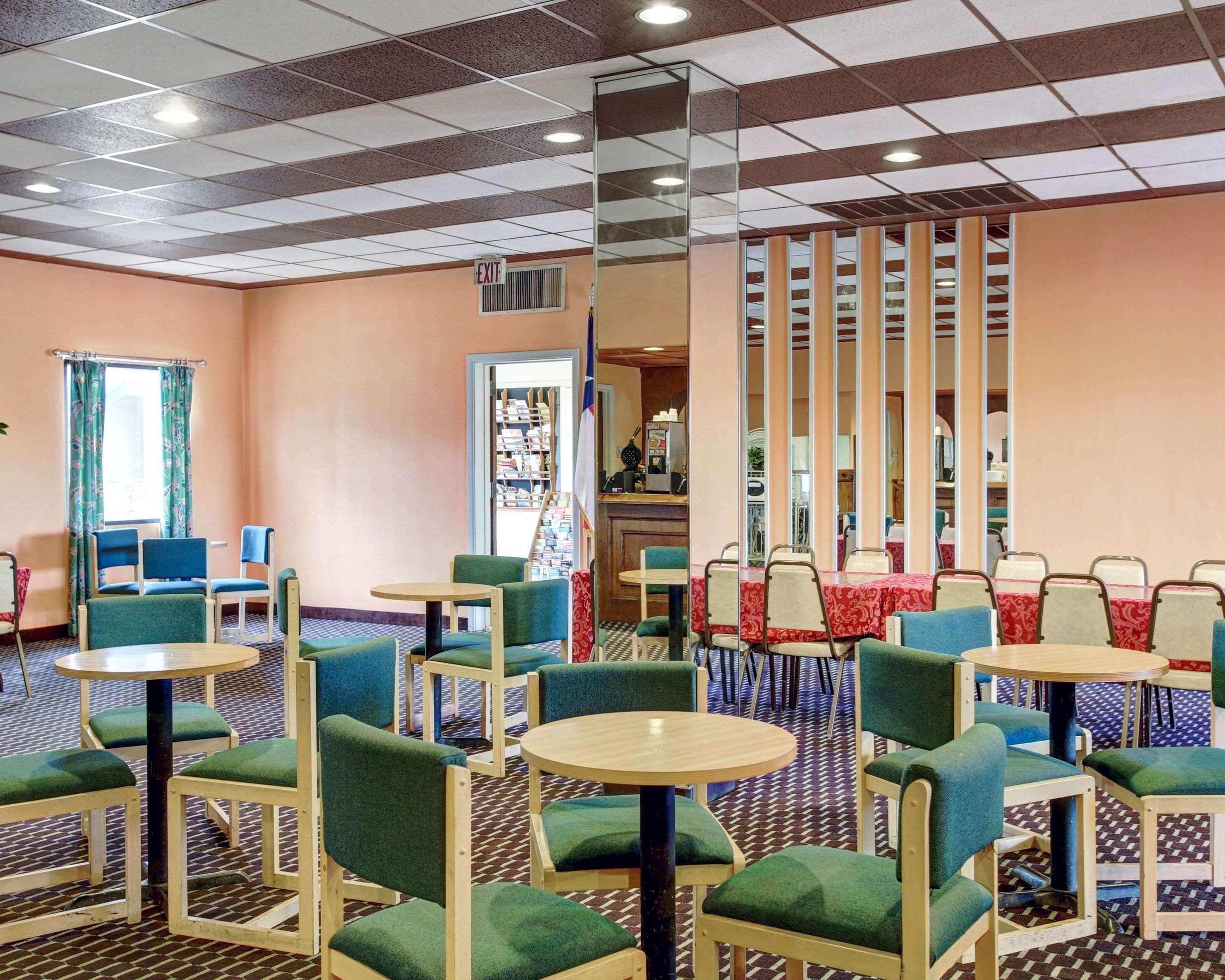 Rodeway Inn Нью Браунфелс Экстерьер фото