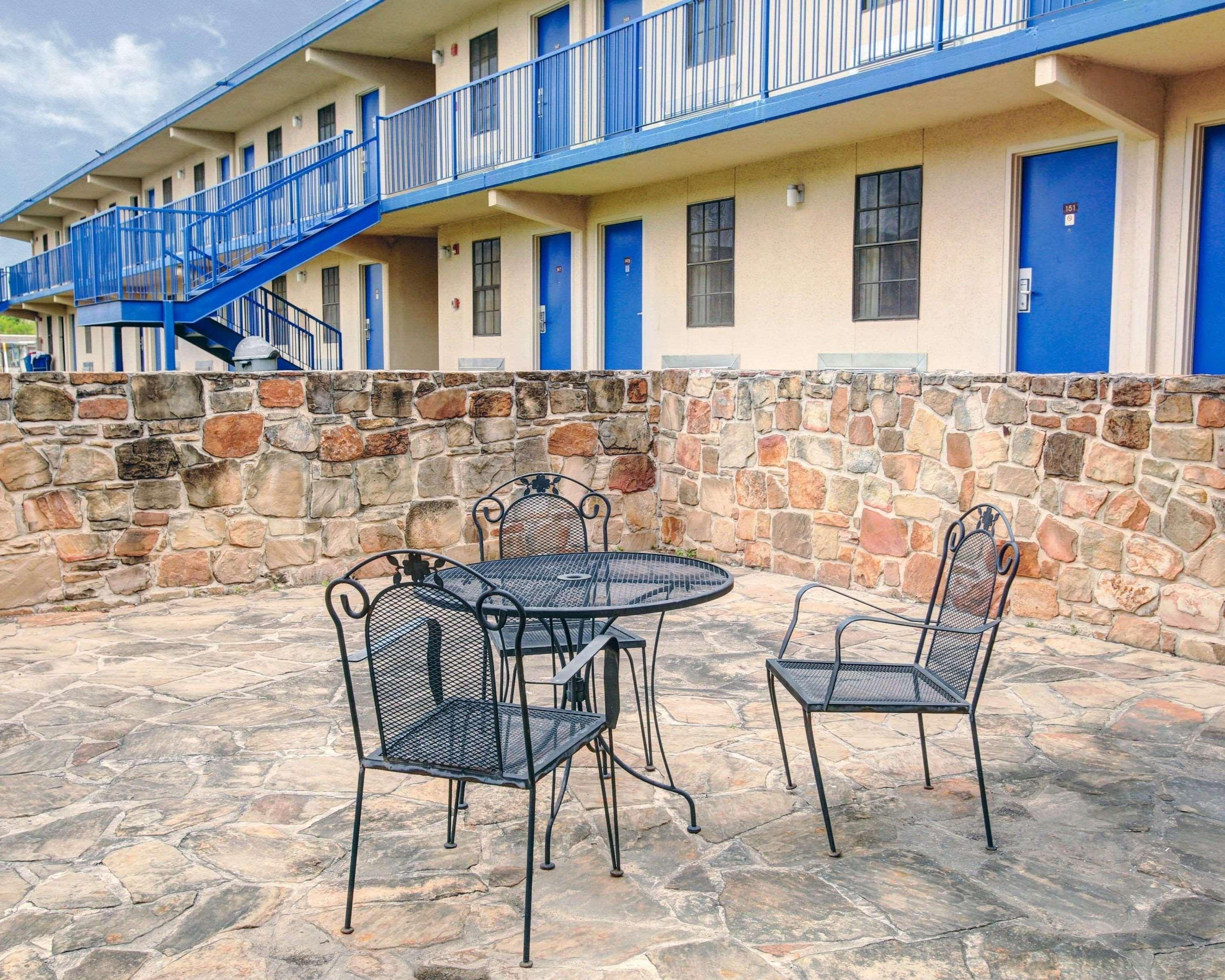 Rodeway Inn Нью Браунфелс Экстерьер фото